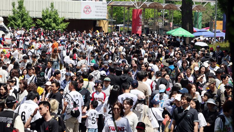 어린이날인 5일 오후 서울 송파구 잠실야구장에서 열리는 프로야구 '2026 신한은행 SOL KBO리그' 두산 베어스와 LG 트윈스의 경기를 앞두고 야구팬들이 야구장으로 향하고 있다. 2026.5.5 ⓒ 뉴스1 김진환 기자