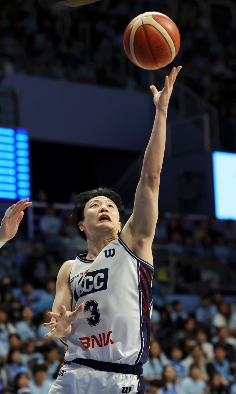 [고양=뉴시스] 홍효식 기자 = 5일 경기도 고양시 일산서구 고양 소노 아레나에서 열린 '2025-2026 KBL 챔피언결정전 1차전' 고양 소노 스카이거너스와 부산 KCC 이지스의 경기, KCC 허웅이 슛하고 있다. 2026.05.06. yesphoto@newsis.com