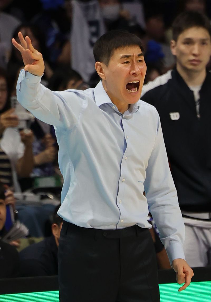 [고양=뉴시스] 홍효식 기자 = 5일 경기도 고양시 일산서구 고양 소노 아레나에서 열린 '2025-2026 KBL 챔피언결정전 1차전' 고양 소노 스카이거너스와 부산 KCC 이지스의 경기, KCC 이상민 감독이 선수들에게 지시하고 있다. 2026.05.06. yesphoto@newsis.com