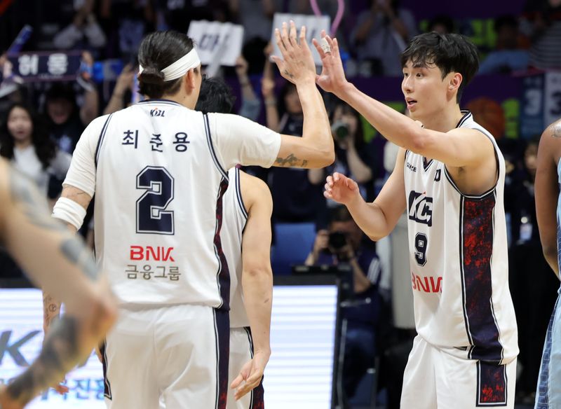 [고양=뉴시스] 홍효식 기자 = 5일 경기도 고양시 일산서구 고양 소노 아레나에서 열린 '2025-2026 KBL 챔피언결정전 1차전' 고양 소노 스카이거너스와 부산 KCC 이지스의 경기, 75-67로 승리한 KCC 최준용과 송교창이 기뻐하고 있다. 2026.05.06. yesphoto@newsis.com