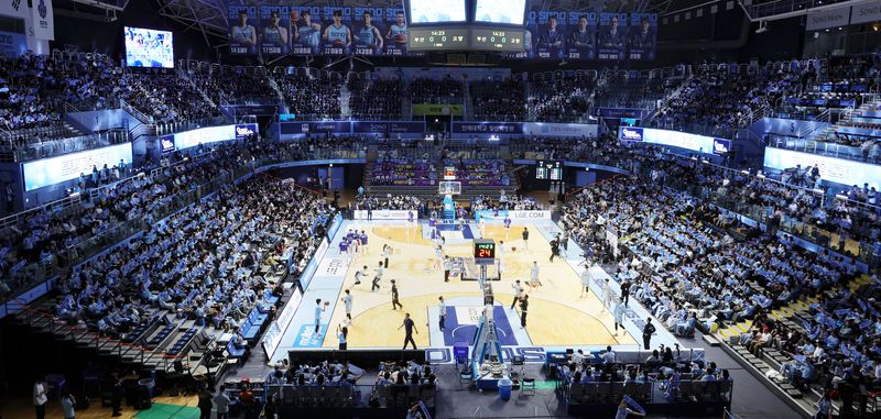 [고양=뉴시스] 홍효식 기자 = 5일 경기도 고양시 일산서구 고양 소노 아레나에서 열린 '2025-2026 KBL 챔피언결정전 1차전' 고양 소노 스카이거너스와 부산 KCC 이지스의 경기가 열리기 앞서 팬들이 응원하고 있다. 2026.05.06. yesphoto@newsis.com