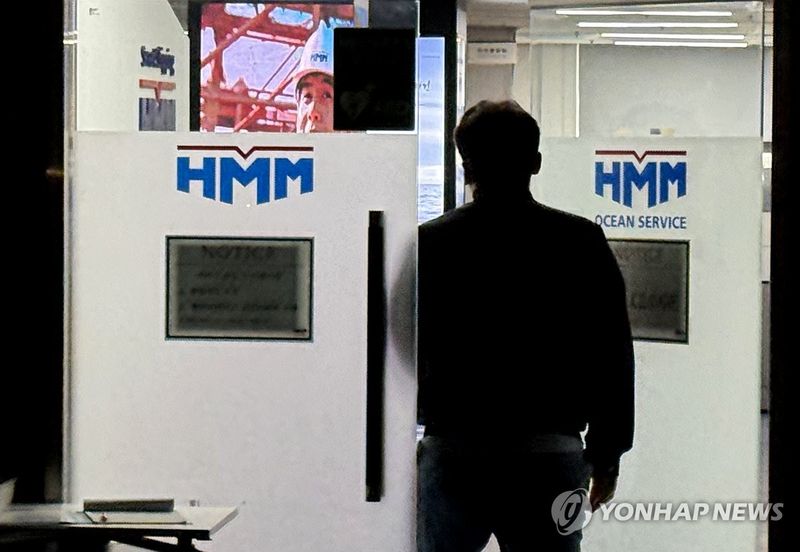 긴장감 감도는 HMM 상황실 (출처=연합뉴스)