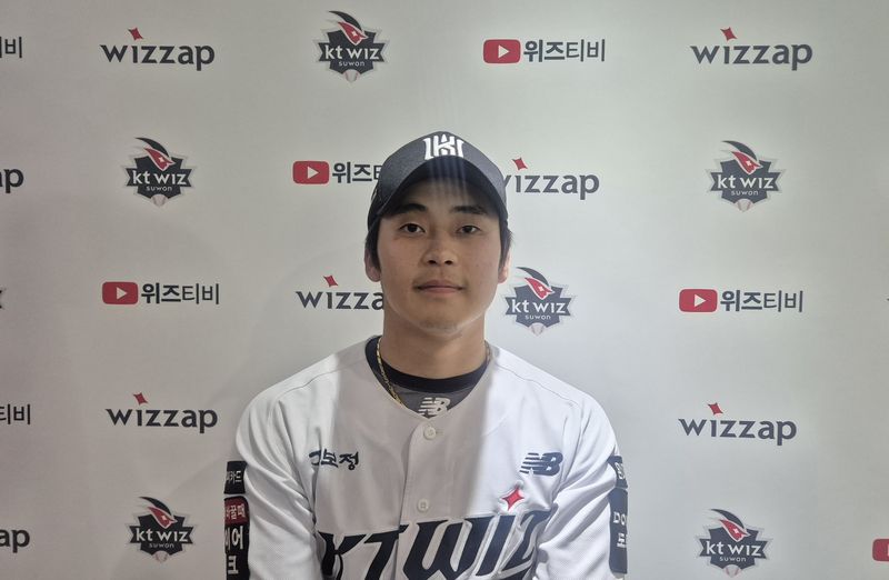 [수원=뉴시스] 문채현 기자 = 프로야구 KT 위즈 박영현이 5일 수원 KT위즈파크에서 열린 2026 신한 쏠 KBO리그 롯데 자이언츠와의 경기에 등판해 공을 던지고 있다. 2026.05.05. dal@newsis.com *재판매 및 DB 금지