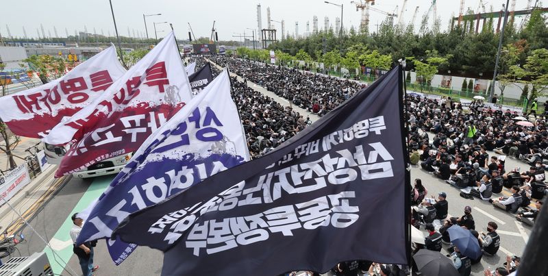 지난달 23일 경기 평택시 고덕동 삼성전자 평택캠퍼스에서 열린 삼성전자 노동조합 공동투쟁본부 '4·23 투쟁 결의대회'에서 조합원들이 구호를 외치고 있다. 뉴스1
