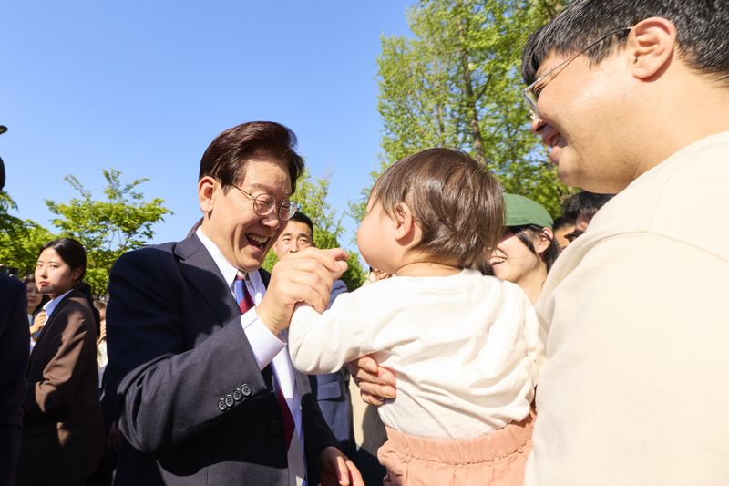 이재명 대통령이 어린이날인 5일 서울 어린이대공원을 방문해 어린이들과 인사하고 있다. 청와대 제공
