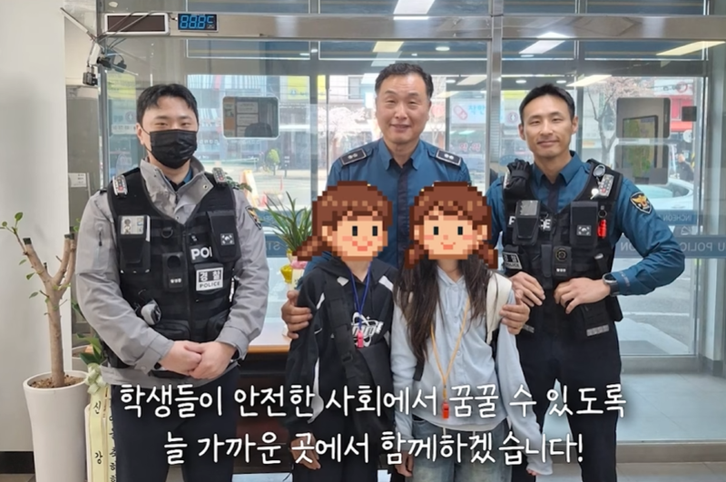손편지를 전한 초등학생들과 기념사진을 찍는 검단지구대 경찰관들. /사진=경찰청 유튜브 캡처