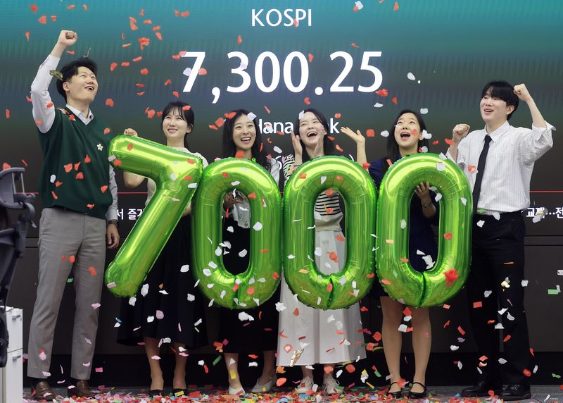 코스피가 7000을 돌파한 6일 서울 중구 하나은행 딜링룸에서 직원들이 7000 돌파 세리머니를 하고 있다. 사진=뉴시스