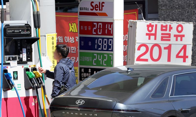 [서울=뉴시스] 홍효식 기자 = 국내 주유소 기름값이 리터당 2000원을 넘어선 가운데 5일 서울 시내 주유소에 유가 정보가 표시돼 있다. 2026.05.05. yesphoto@newsis.com