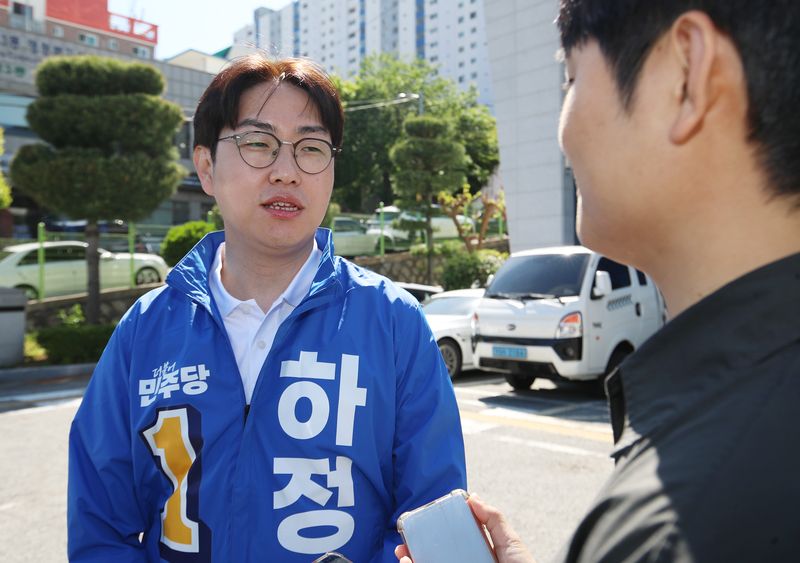 6·3 국회의원 보궐선거 부산 북갑 하정우 더불어민주당 후보가 6일 오전 부산 북구 북구선거관리위원회에서 예비후보 등록을 마친 뒤 취재진 질문에 답하고 있다. 2026.5.6 ⓒ 뉴스1 윤일지 기자