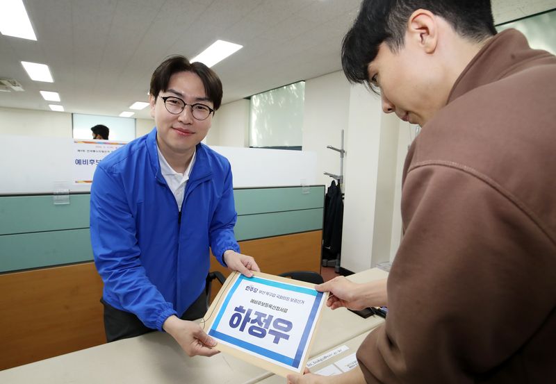 6·3 국회의원 보궐선거 부산 북갑 하정우 더불어민주당 후보가 6일 오전 부산 북구 북구선거관리위원회에서 예비후보 등록을 하고 있다. 2026.5.6 ⓒ 뉴스1 윤일지 기자