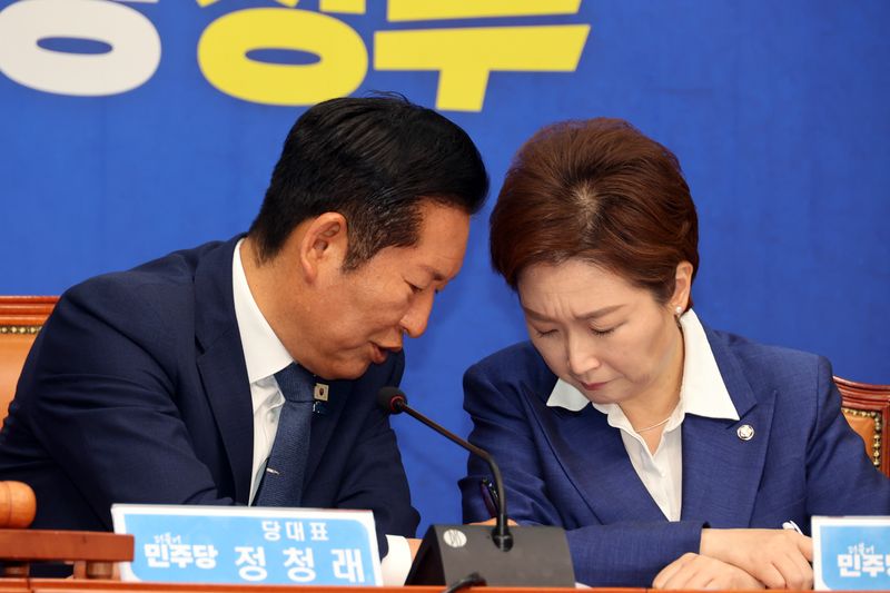 더불어민주당 정청래 대표가 6일 국회에서 열린 최고위원회의에서 이언주 최고위원과 대화하고 있다. 사진=서동일 기자