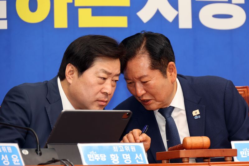 더불어민주당 정청래 대표가 6일 국회에서 열린 최고위원회의에서 황명선 최고위원과 대화하고 있다. 사진=서동일 기자