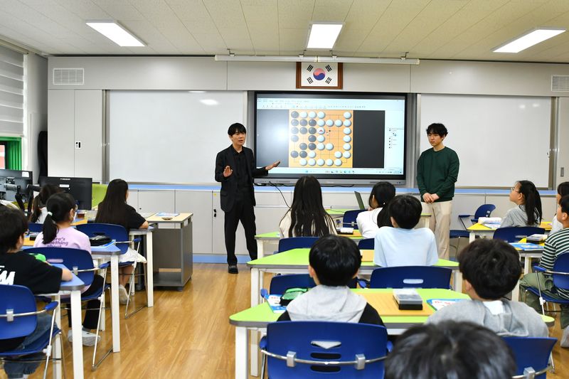세계 인공지능(AI) 바둑 혁명 이끈 대만인 황쓰제 [세계바둑산책] ④
