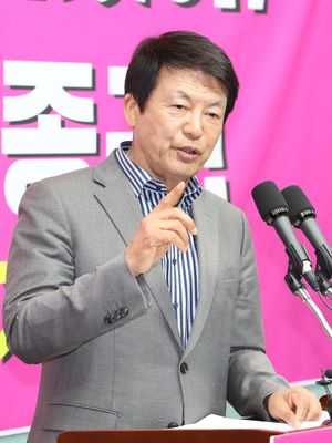 김종규 전 부안군수가 6일 전북도의회에서 출마 선언을 하고 있다. 뉴스1