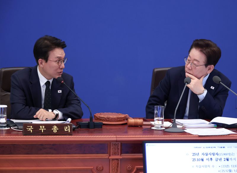 이재명 대통령이 6일 청와대에서 열린 국무회의에서 범정부 자살예방 대책 추진 현황 보고 청취 및 발언을 하고 있다. 왼쪽은 김민석 국무총리. 뉴시스