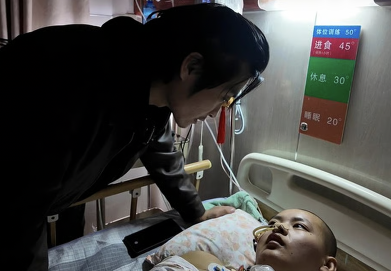 의료 사고로 90여 일간 혼수상태였던 중국의 예비신부가 결혼식 이틀 전 기적적으로 눈을 떴다. /사진=바이두·SCMP