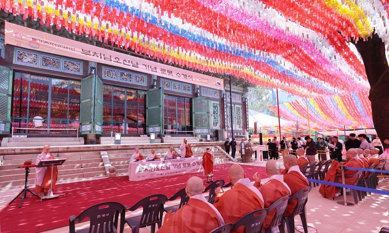 6일 서울 종로구 조계사 대웅전 앞마당에서 열린 ‘2026 부처님오신날 기념 로봇 수계식’에서 법명 ‘가비’를 받은 휴머노이드 로봇이 수계를 받고 있다. ⓒ 뉴스1 박지혜 기자