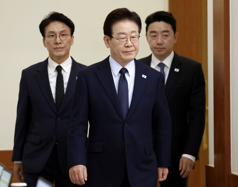 [서울=뉴시스] 최동준 기자 = 이재명 대통령이 6일 청와대에서 열린 국무회의에 입장하고 있다. 2026.05.06. photocdj@newsis.com