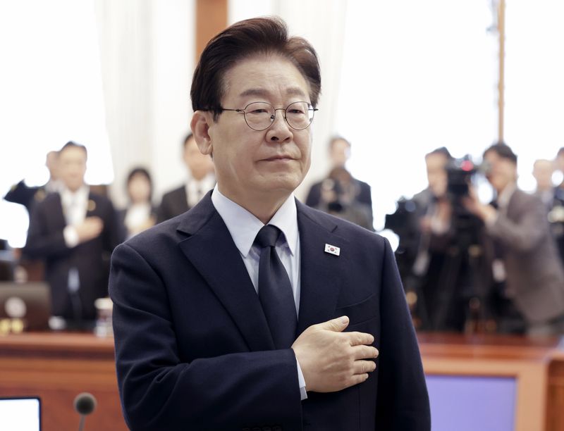 [서울=뉴시스] 최동준 기자 = 이재명 대통령이 6일 청와대에서 열린 국무회의에서 참석자들과 국민의례를 하고 있다. 2026.05.06. photocdj@newsis.com