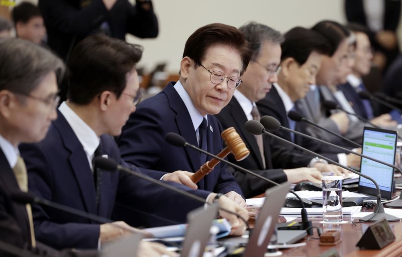 이재명 대통령이 6일 청와대에서 열린 국무회의에서 의사봉을 두드리며 개회 선언을 하고 있다. 뉴시스
