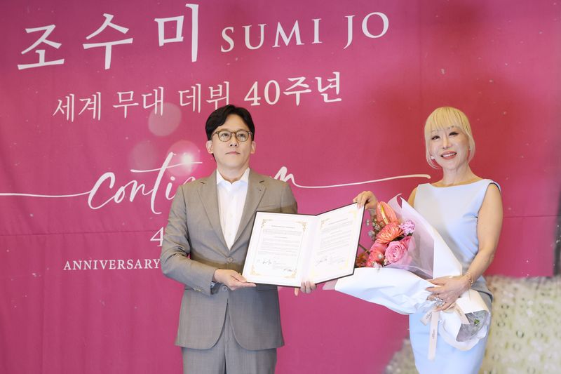 소프라노 조수미, 이성수 SM엔터테인먼트 CAO가 6일 서울 강남구 그랜드 인터컨티넨탈 서울 파르나스에서 SM 클래식스 전속 레코딩 계약 체결 기념촬영을 하고 있다. 연합뉴스
