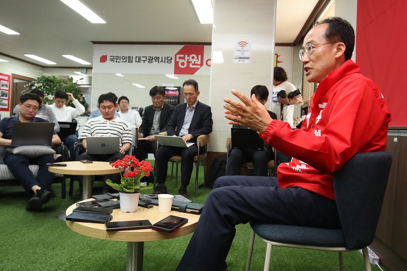 추경호 국민의힘 대구시장 후보가 6일 오후 대구 수성구 국민의힘 대구시당에서 열린 미디어데이 행사에서 취재진 질문에 답하고 있다. 2026.5.6 ⓒ 뉴스1 공정식 기자