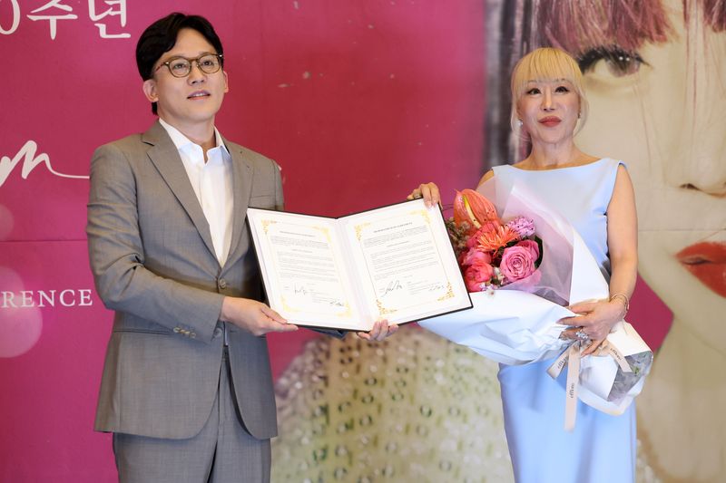 조수미 성악가와 이성수 SM엔터테인먼트 CAO가 6일 서울 강남구 그랜드 인터컨티넨탈 서울에서 세계 무대 데뷔 40주년 기념 기자간담회에 앞서 'SM Classics 전속 레코딩 계약 체결식'을 하고 있다. 뉴시스화상