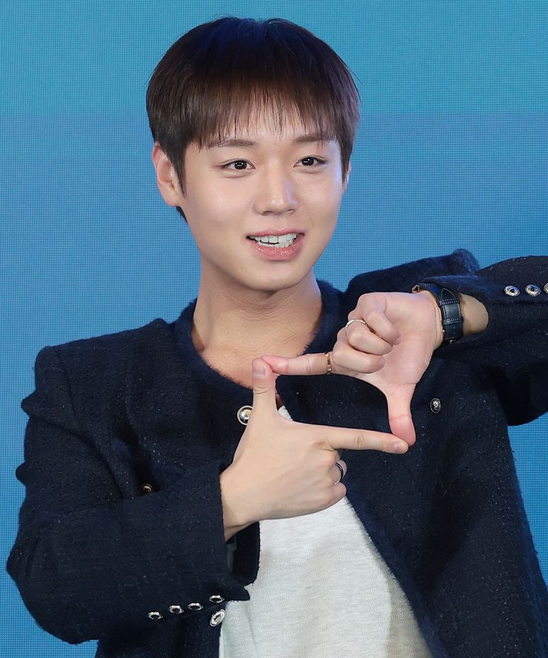 배우 박지훈이 6일 오후 서울 광진구 풀만 앰배서더 서울에서 열린 티빙 오리지널 ‘취사병 전설이 되다’(극본 최룡/연출 조남형) 제작발표회에 참석해 포즈를 취하고 있다. ‘취사병 전설이 되다’는 총 대신 식칼을, 탄띠 대신 앞치마를 두른 이등병 강성재(박지훈 분)가 ‘전설의 취사병’으로 거듭나는 과정을 그린 밀리터리 쿡방 판타지 드라마다. 특히 영화 ‘왕과 사는 남자’로 천만 배우 반열에 오른 박지훈의 차기작으로 뜨거운 관심을 모으고 있다. 2026.5.6 ⓒ 뉴스1 권현진 기자