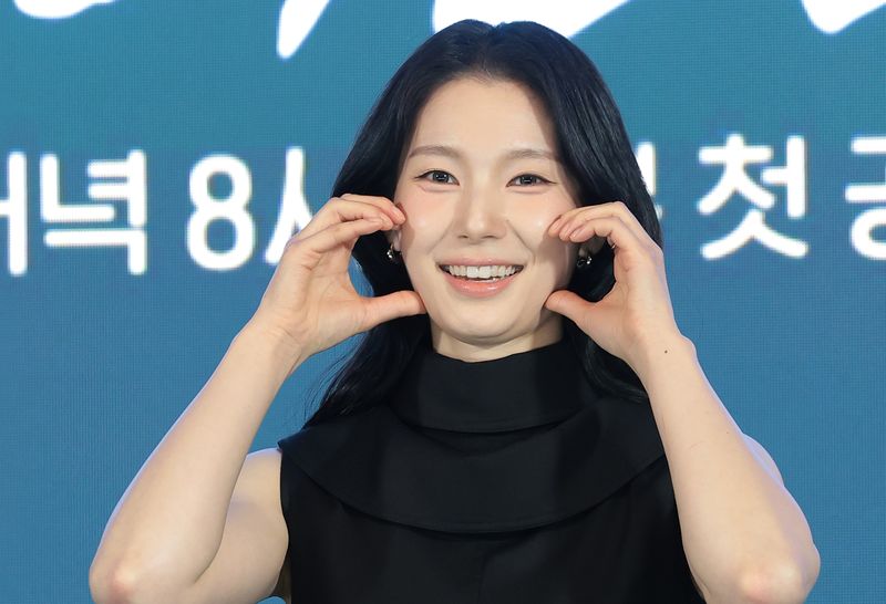 배우 한동희가 6일 오후 서울 광진구 풀만 앰배서더 서울에서 열린 티빙 오리지널 ‘취사병 전설이 되다’(극본 최룡/연출 조남형) 제작발표회에 참석해 포즈를 취하고 있다. ‘취사병 전설이 되다’는 총 대신 식칼을, 탄띠 대신 앞치마를 두른 이등병 강성재(박지훈 분)가 ‘전설의 취사병’으로 거듭나는 과정을 그린 밀리터리 쿡방 판타지 드라마다. 특히 영화 ‘왕과 사는 남자’로 천만 배우 반열에 오른 박지훈의 차기작으로 뜨거운 관심을 모으고 있다. 2026.5.6 ⓒ 뉴스1 권현진 기자