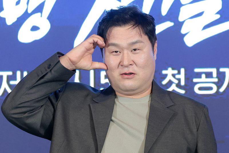 배우 윤경호가 6일 오후 서울 광진구 풀만 앰배서더 서울에서 열린 티빙 오리지널 ‘취사병 전설이 되다’(극본 최룡/연출 조남형) 제작발표회에 참석해 포즈를 취하고 있다. ‘취사병 전설이 되다’는 총 대신 식칼을, 탄띠 대신 앞치마를 두른 이등병 강성재(박지훈 분)가 ‘전설의 취사병’으로 거듭나는 과정을 그린 밀리터리 쿡방 판타지 드라마다. 특히 영화 ‘왕과 사는 남자’로 천만 배우 반열에 오른 박지훈의 차기작으로 뜨거운 관심을 모으고 있다. 2026.5.6 ⓒ 뉴스1 권현진 기자