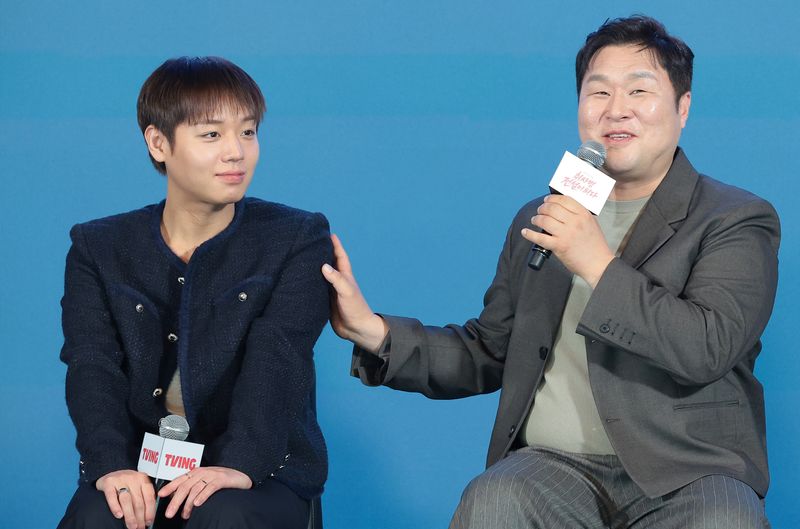 배우 윤경호(오른쪽)가 6일 오후 서울 광진구 풀만 앰배서더 서울에서 열린 티빙 오리지널 ‘취사병 전설이 되다’(극본 최룡/연출 조남형) 제작발표회에 참석해 박지훈과의 호흡에 대해 이야기 하고 있다. ‘취사병 전설이 되다’는 총 대신 식칼을, 탄띠 대신 앞치마를 두른 이등병 강성재(박지훈 분)가 ‘전설의 취사병’으로 거듭나는 과정을 그린 밀리터리 쿡방 판타지 드라마다. 특히 영화 ‘왕과 사는 남자’로 천만 배우 반열에 오른 박지훈의 차기작으로 뜨거운 관심을 모으고 있다. 2026.5.6 ⓒ 뉴스1 권현진 기자
