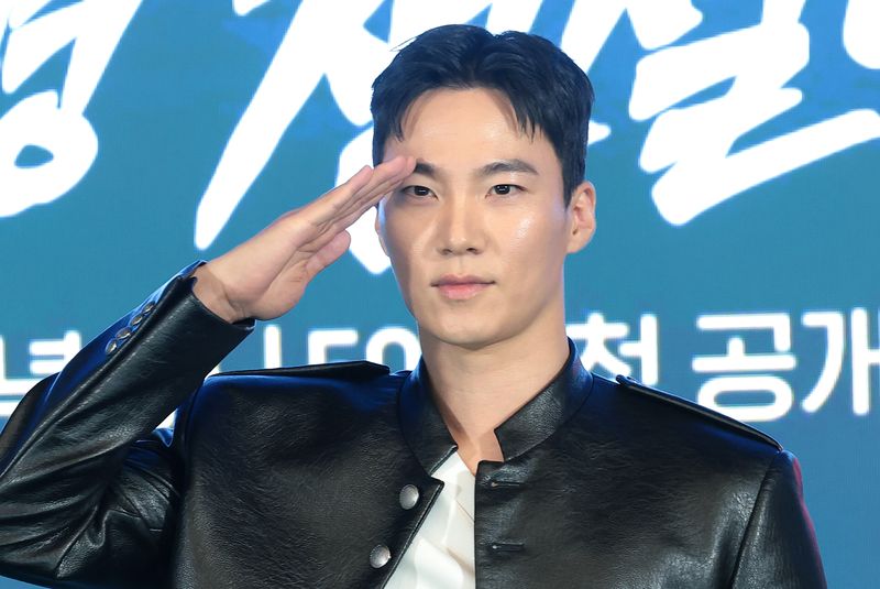 배우 이홍내가 6일 오후 서울 광진구 풀만 앰배서더 서울에서 열린 티빙 오리지널 ‘취사병 전설이 되다’(극본 최룡/연출 조남형) 제작발표회에 참석해 포즈를 취하고 있다. ‘취사병 전설이 되다’는 총 대신 식칼을, 탄띠 대신 앞치마를 두른 이등병 강성재(박지훈 분)가 ‘전설의 취사병’으로 거듭나는 과정을 그린 밀리터리 쿡방 판타지 드라마다. 특히 영화 ‘왕과 사는 남자’로 천만 배우 반열에 오른 박지훈의 차기작으로 뜨거운 관심을 모으고 있다. 2026.5.6 ⓒ 뉴스1 권현진 기자