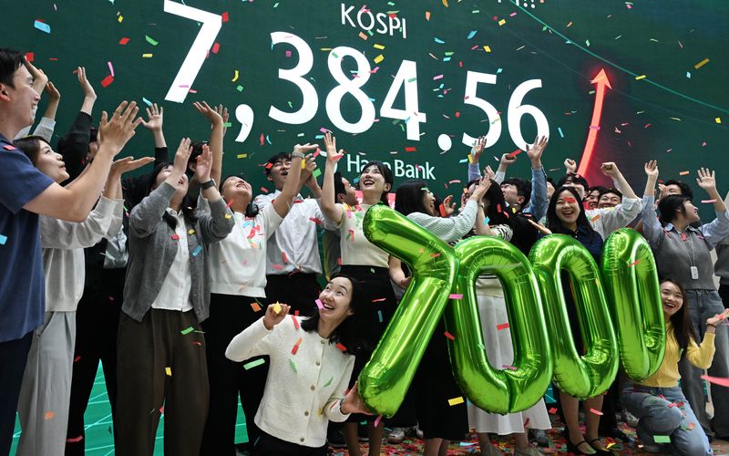 [서울=뉴시스] 홍효식 기자 = 코스피가 7,300선을 넘겨 7,384.56에 마감한 6일 오후 서울 중구 하나은행 딜링룸에서 직원들이 세리머니를 하고 있다.코스피는 전 거래일(6936.99)보다 447.57포인트(6.45%) 오른 7384.56, 코스닥 지수는 전 거래일(1213.74)보다 3.57포인트(0.29%) 하락한 1210.17에 거래를 마쳤다. 서울 외환시장에서 원·달러 환율은 전 거래일(1462.8원)보다 7.7원 내린 1455.1원에 주간 거래를 마감했다. (공동취재) 2026.05.06. photo@newsis.c