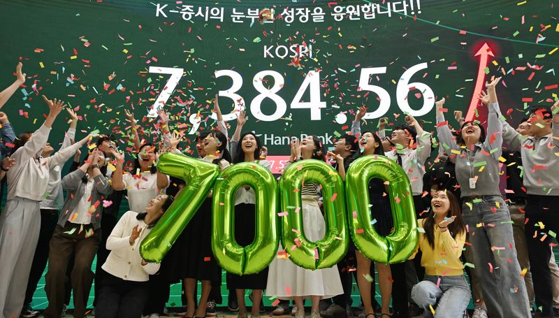 [서울=뉴시스] 홍효식 기자 = 코스피가 7,300선을 넘겨 7,384.56에 마감한 6일 오후 서울 중구 하나은행 딜링룸에서 직원들이 세리머니를 하고 있다.코스피는 전 거래일(6936.99)보다 447.57포인트(6.45%) 오른 7384.56, 코스닥 지수는 전 거래일(1213.74)보다 3.57포인트(0.29%) 하락한 1210.17에 거래를 마쳤다. 서울 외환시장에서 원·달러 환율은 전 거래일(1462.8원)보다 7.7원 내린 1455.1원에 주간 거래를 마감했다. (공동취재) 2026.05.06. photo@newsis.c