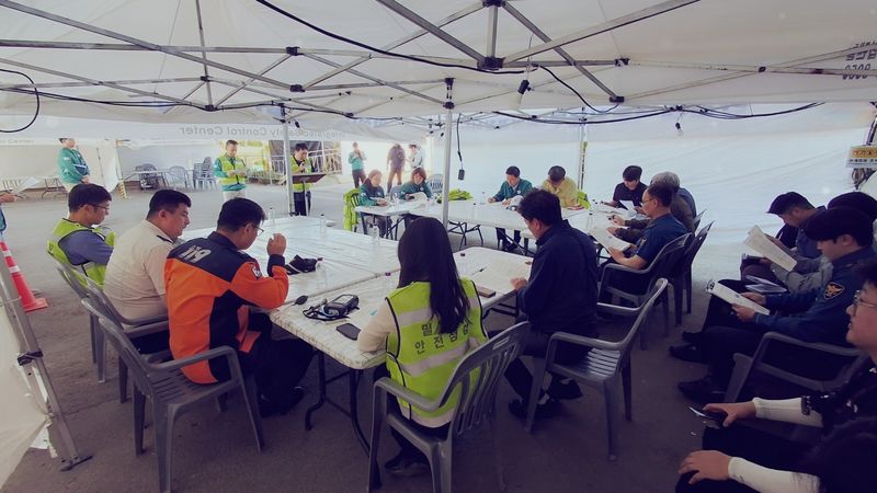 [밀양=뉴시스] 아리랑대축제 현장에서 민·관 합동 점검반이 행사장 점검 사항을 검토하고 있다. (사진=밀양시 제공) 2026.05.06. photo@newsis.com *재판매 및 DB 금지