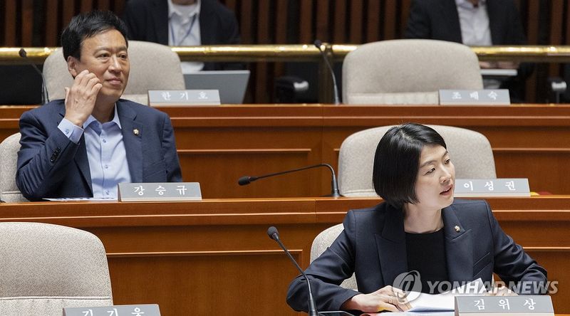 의원총회 참석한 한지아 의원과 정성국 의원 (출처=연합뉴스)