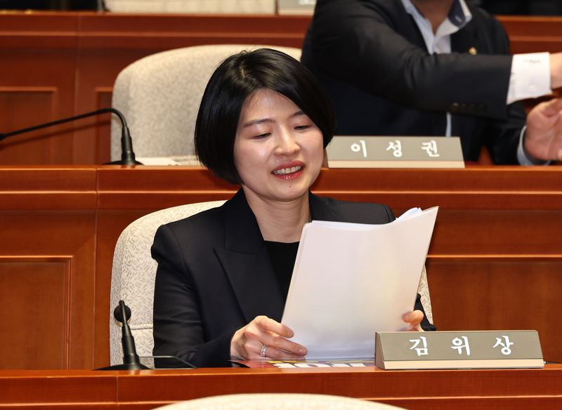 [서울=뉴시스] 김금보 기자 = 한지아 국민의힘 의원이 6일 오후 서울 여의도 국회에서 열린 의원총회에 출석해 있다. 2026.05.06. kgb@newsis.com