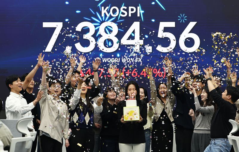 코스피가 7384.56으로 사상 최대치 마감한 지난 6일 오후 서울 중구 우리은행 딜링룸에서 직원들이 축하 세리머니를 하고 있다. 뉴시스