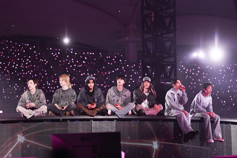 [고양=뉴시스] 글로벌 슈퍼 그룹 '방탄소년단'(BTS)이 지난 9일과 11~12일 경기 고양 고양종합운동장 주경기장에서 'BTS 월드 투어 '아리랑'(WORLD TOUR 'ARIRANG')'의 첫 공연을 성황리에 마쳤다. 총 3회에 걸쳐 약 13만2000명의 관객이 운집했다. 전 세계 주요 국가·지역의 영화관에서 동시 생중계되는 '라이브 뷰잉(Live Viewing)'이 진행됐고 글로벌 슈퍼팬 플랫폼 위버스(Weverse)의 온라인 스트리밍을 통해 194개 국가/지역의 관객이 함께했다. (사진 = 빅히트 뮤직(하이브) 제공) 20