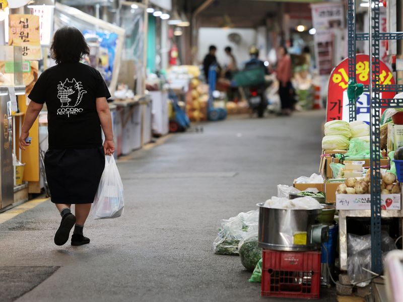 4월 23일 서울 시내 한 전통시장에서 시민들이 장을 보고 있다. 한국은행이 이날 발표한 '2026년 4월 소비자동향조사 결과'에 따르면 이달 소비자심리지수(CCSI)는 99.2로 전월(107.0)보다 7.8p 하락했다. 2026.4.23 ⓒ 뉴스1 황기선 기자