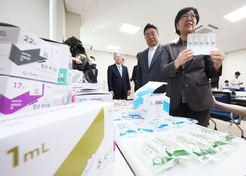 [안산=뉴시스] 최진석 기자 = 정은경 보건복지부 장관이 지난 4월15일 경기 안산시 한국백신에서 열린 '혈액 투석의원 대상 주사기 공급 핫라인 구축 협약식'에서 주사기 제품을 살펴보고 있다. (공동취재) 2026.04.15. photo@newsis.com