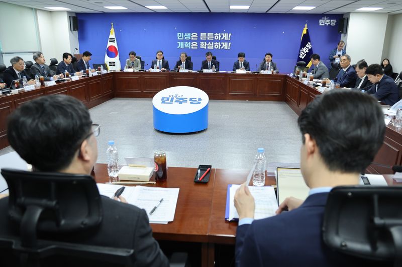 유동수 위원장이 7일 서울 여의도 국회 의원회관에서 열린 더불어민주당 중동전쟁 경제대응특별위원회 5차 회의에서 발언하고 있다. 2026.5.7 ⓒ 뉴스1 신웅수 기자