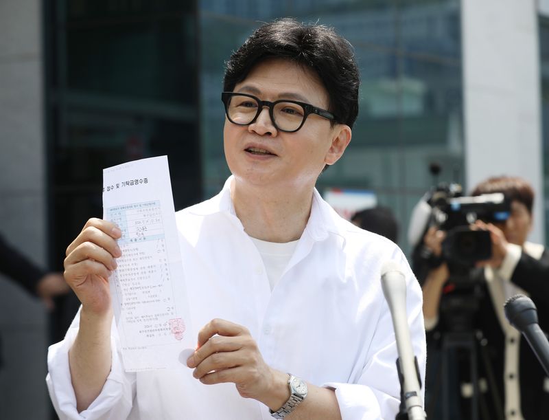 부산 북갑 보궐선거에 무소속으로 출마를 선언한 한동훈 전 국민의힘 대표가 지난 4일 오후 부산 북구선거관리위원회에서 예비후보 등록을 마친 뒤 취재진 질문에 답하고 있다. 2026.5.4 ⓒ 뉴스1 윤일지 기자