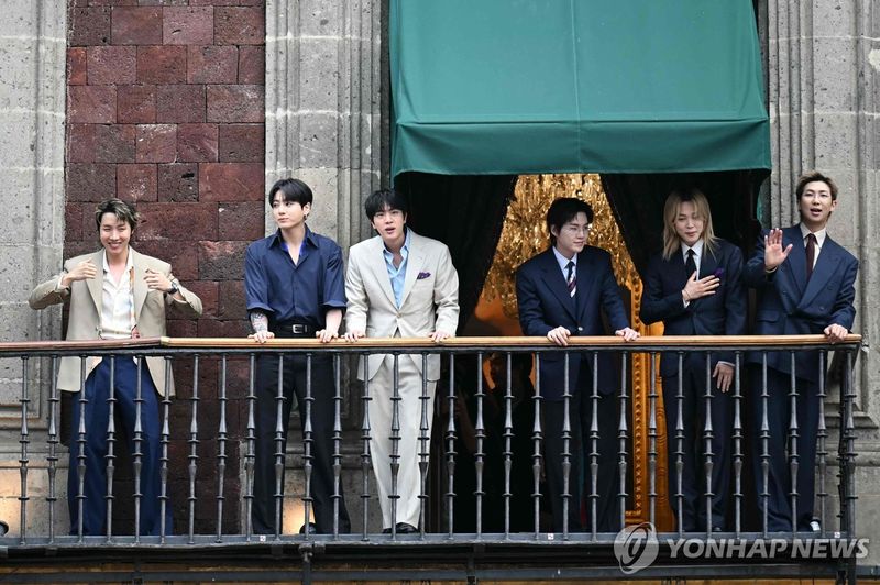 멕시코 대통령궁 찾아 발코니에서 인사하는 그룹 방탄소년단. 연합뉴스