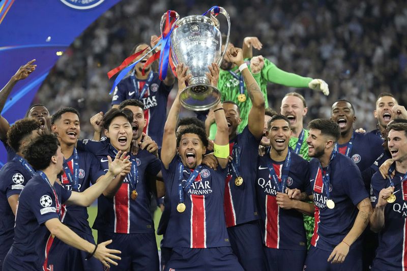 [뮌헨=AP/뉴시스] = 31일(현지 시간) 독일 뮌헨 알리안츠 아레나에서 열린 유럽축구연맹(UEFA) 챔피언스리그(UCL) 결승전, 파리 생제르맹과 인터밀란의 경기에서 우승을 차지한 파리 생제르맹 선수들이 트로피를 들어올리고 있다. 2025.06.02. photo@newsis.com
