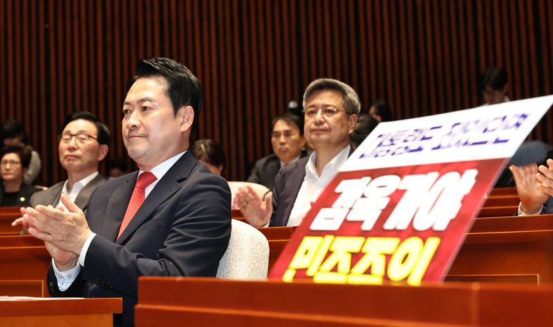 장동혁 국민의힘 대표가 지난 6일 오후 서울 여의도 국회에서 열린 의원총회에 출석해 있다. 뉴시스
