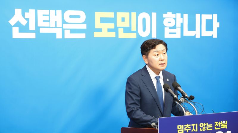 김관영 전북도지사 예비후보가 7일 전북 전주시 전북특별자치도의회에서 무소속 출마 의사를 밝히고 있다. 뉴스1