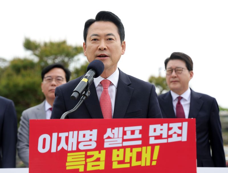 장동혁 국민의힘 대표가 지난 5월 7일 오전 서울 종로구 청와대 사랑채 분수대 앞에서 열린 이재명 대통령 공소 취소 특검법 원천 무효 현장 최고위원회의에서 발언하고 있다. 뉴시스