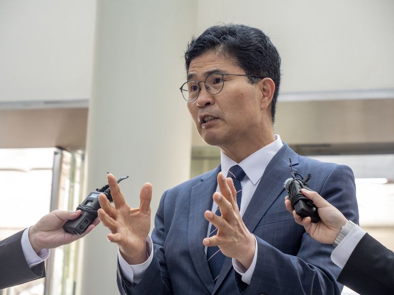 이원택 민주당 전북도지사 후보가 지난 7일 전북경찰청에서 출석해 조사를 받기 전 취재진 질문에 답하는 모습. 뉴시스