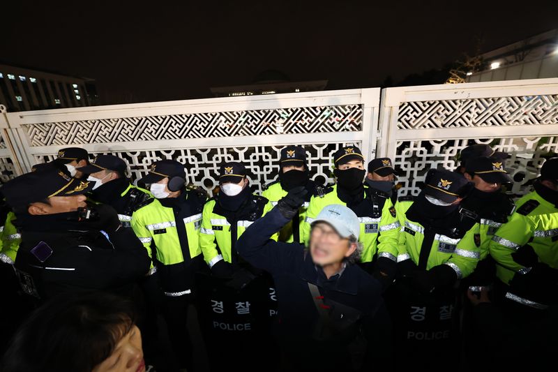 윤석열 대통령이 전격적으로 계엄령을 선포한 3일 밤 서울 여의도 국회 정문 앞에서 경찰병력이 출입을 통제하고 있다.2024.12.3 ⓒ 뉴스1 구윤성 기자